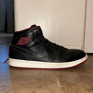🚨Price Drop🚨 Air Jordan 1 Black Red Bred Mid-top.  Men’s 10.5